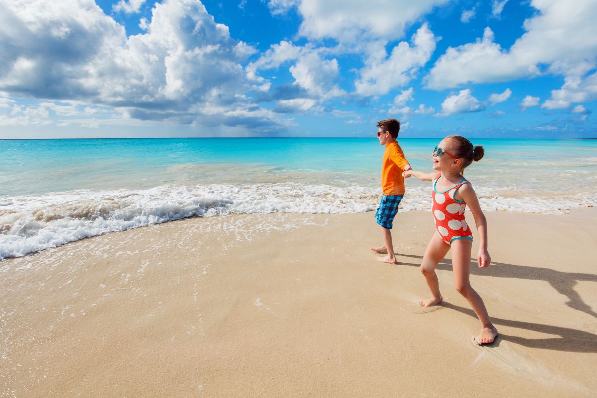 Carnival Cruise Line: Family walking on beach